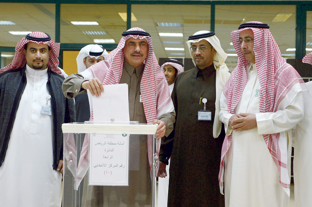 م. عبداللطيف آل الشيخ يدلي بصوته في مركز انتخابي بالرياض