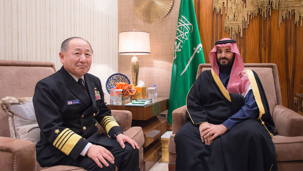 ولي ولي العهد يلتقي رئيس هيئة الأركان الياباني ويستعرض معه العلاقات في المجالات العسكرية