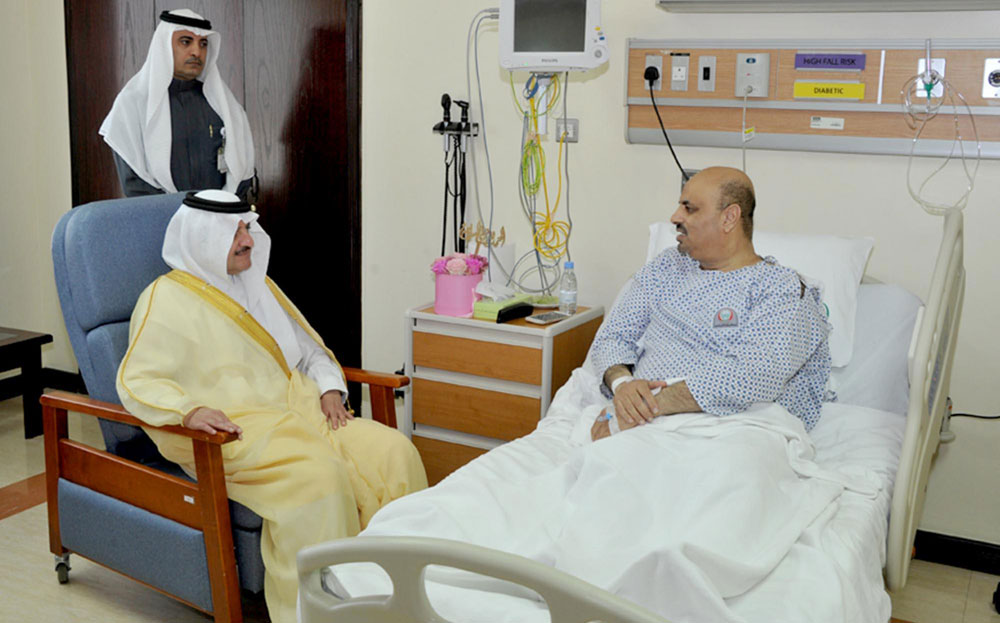 أمير الشرقية خلال زيارته لرئيس المجلس البلدي بمحافظة القطيف سابقا المهندس نبيه البراهيم