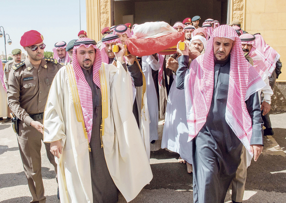 الأمير فيصل بن مشعل يحمل جثمان شهيد الواجب (واس)