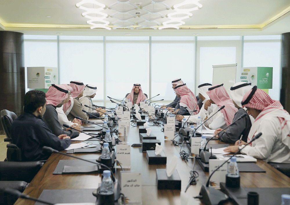 الغفيص خلال لقائه بأعضاء اللجنة السعودية لسوق العمل (اليوم)