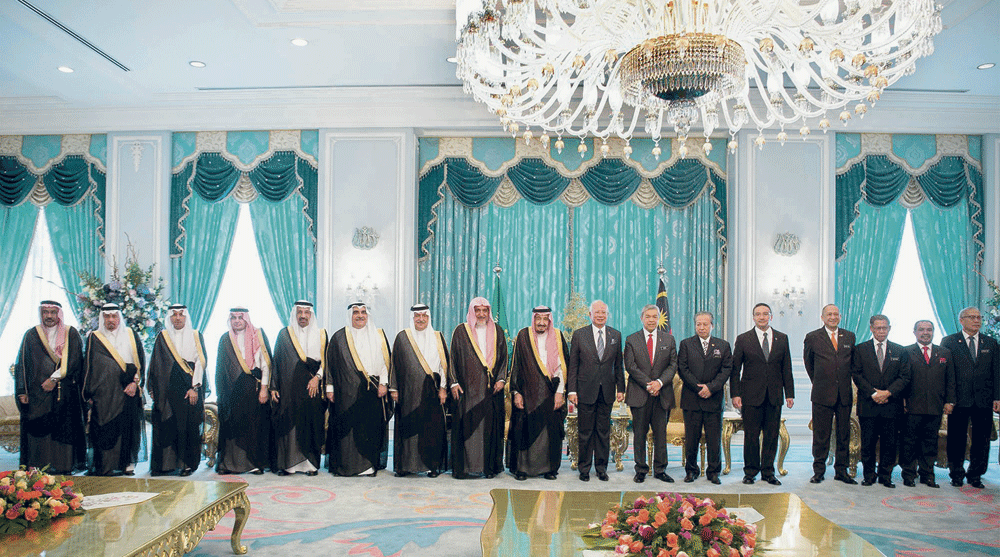 خادم الحرمين والوفد السعودي ورئيس وزراء ماليزيا وعدد من المسئولين (واس)