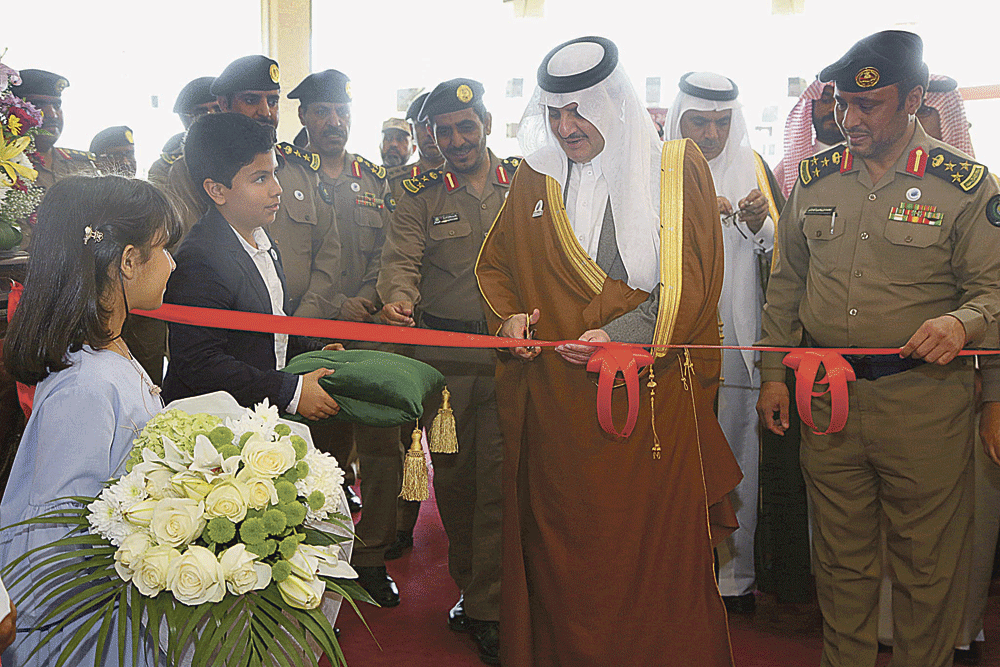 الأمير سعود بن نايف مفتتحًا المعرض أمس (اليوم)