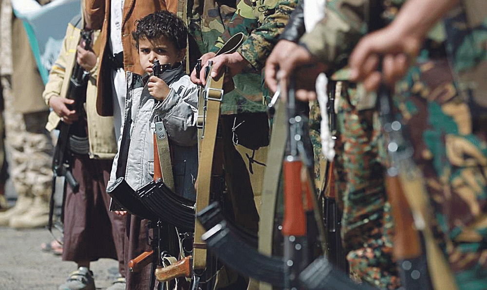 تجنيد الأطفال إحدى الممارسات التي ارتكبتها ميليشيات الحوثي وصالح الانقلابية (وكالات)