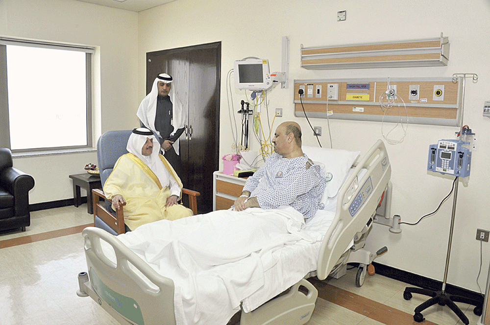  الأمير سعود بن نايف خلال زيارته المهندس نبيه البراهيم (اليوم)