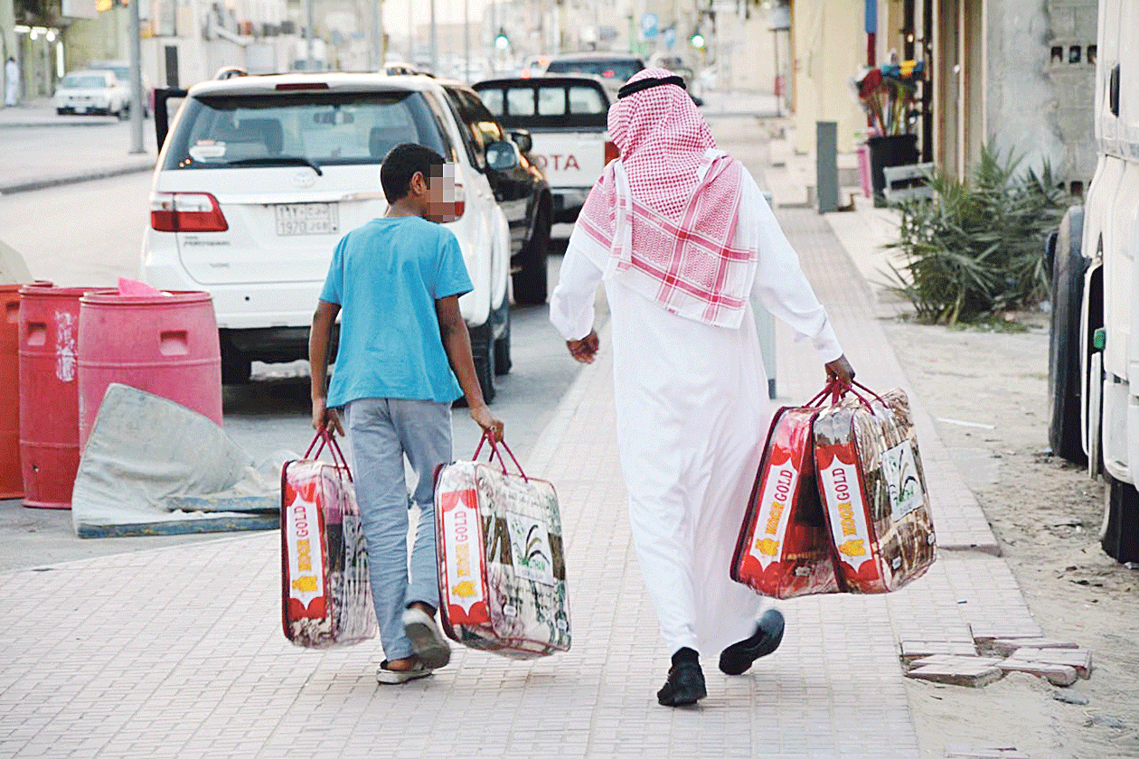 التوزيع شمل الأسر المستفيدة (تصوير: عبداللطيف المحيسن) 