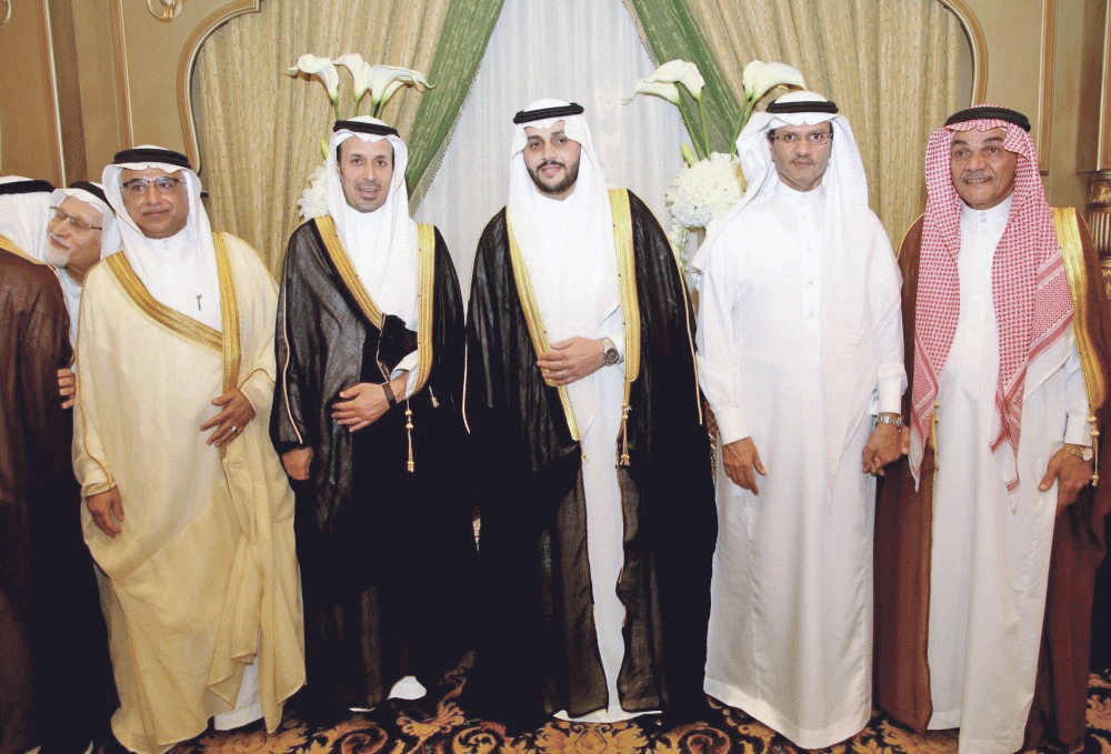 من اليمين عبداللطيف البوعلي، عبدالله المجدوعي، العريس، سليمان العفالق وعدد من المهنئين