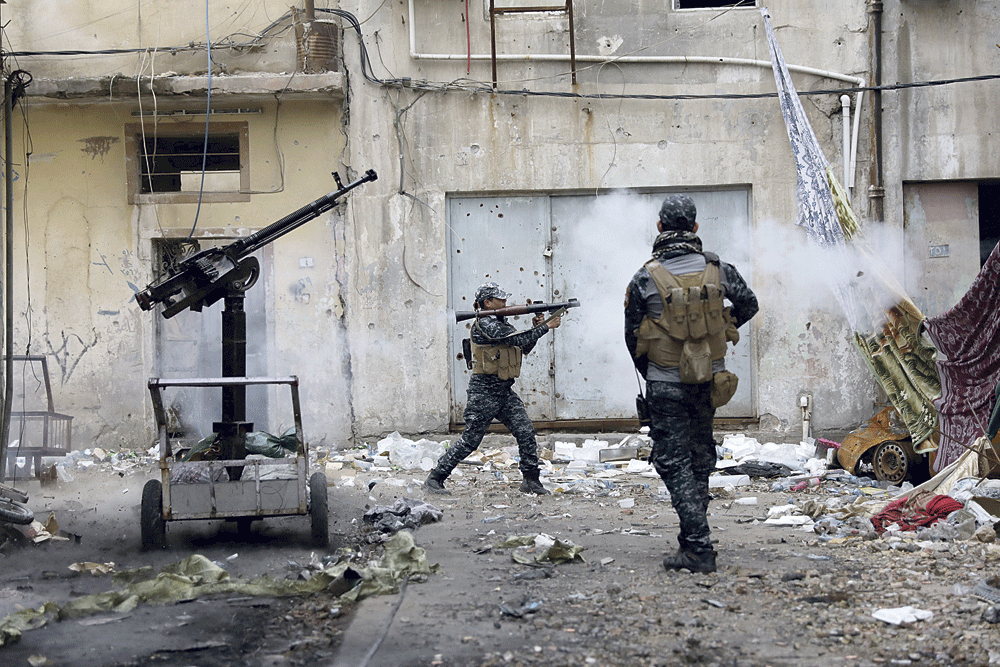 جندي عراقي يطلق قذيفة آر بي جي باتجاه مواقع داعش في الموصل (رويترز)