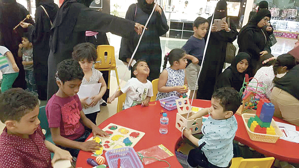 أطفال مشاركون في الاحتفال (اليوم)
