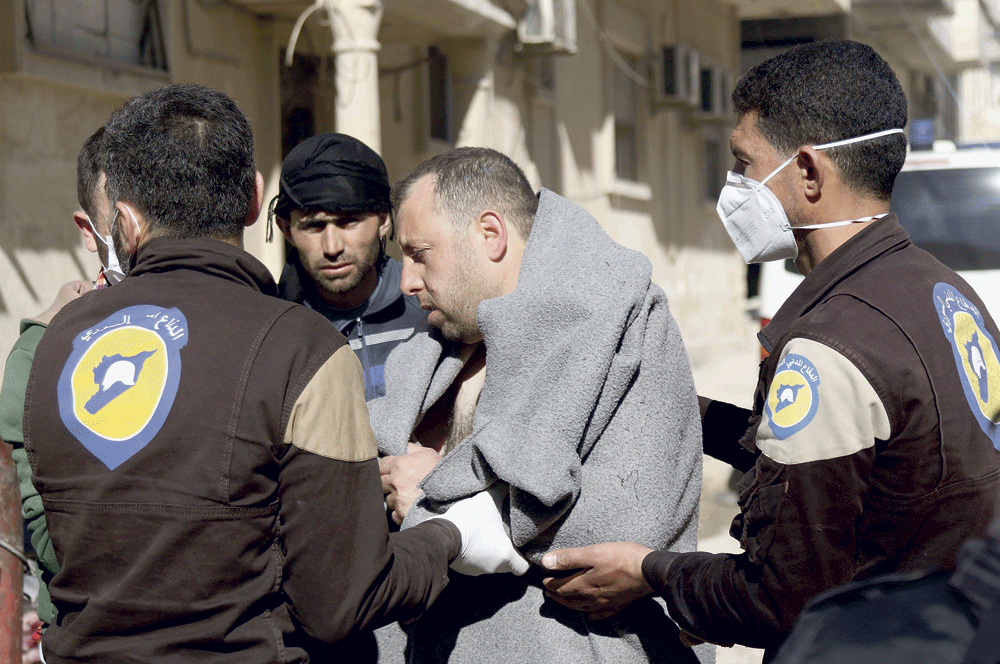 أحد ضحايا القصف الكيميائي عند إسعافه بمشفى معرة النعمان (أ ف ب)