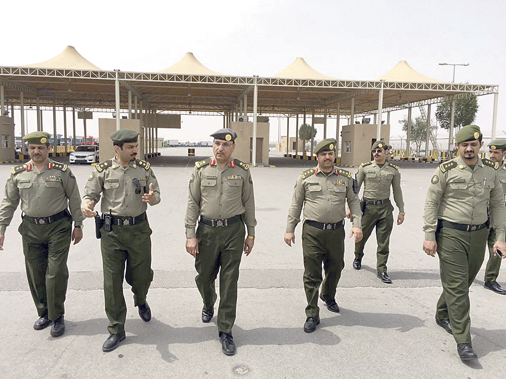 اللواء البلعاسي خلال جولته الميدانية بجوازات منفذ الخفجي (تصوير: أسامة العودة)
