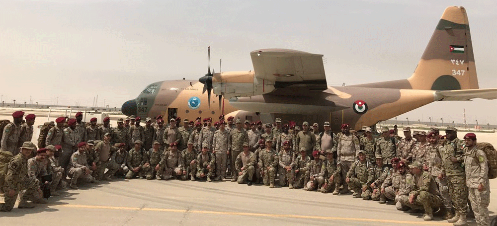 القوات السعودية والأردنية المشاركة في لقطة جماعية (تصوير: حمود الشمري)