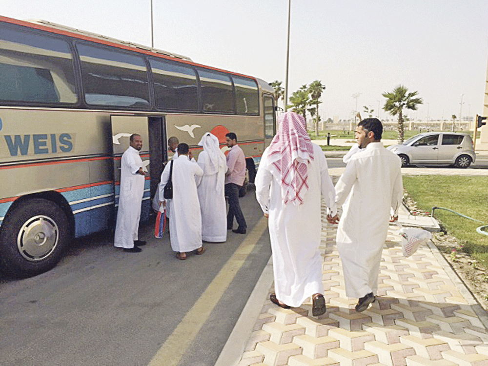 موظفون يستعدون للتوجه إلى أعمالهم خارج المحافظة (تصوير: إبراهيم السقوفي) 