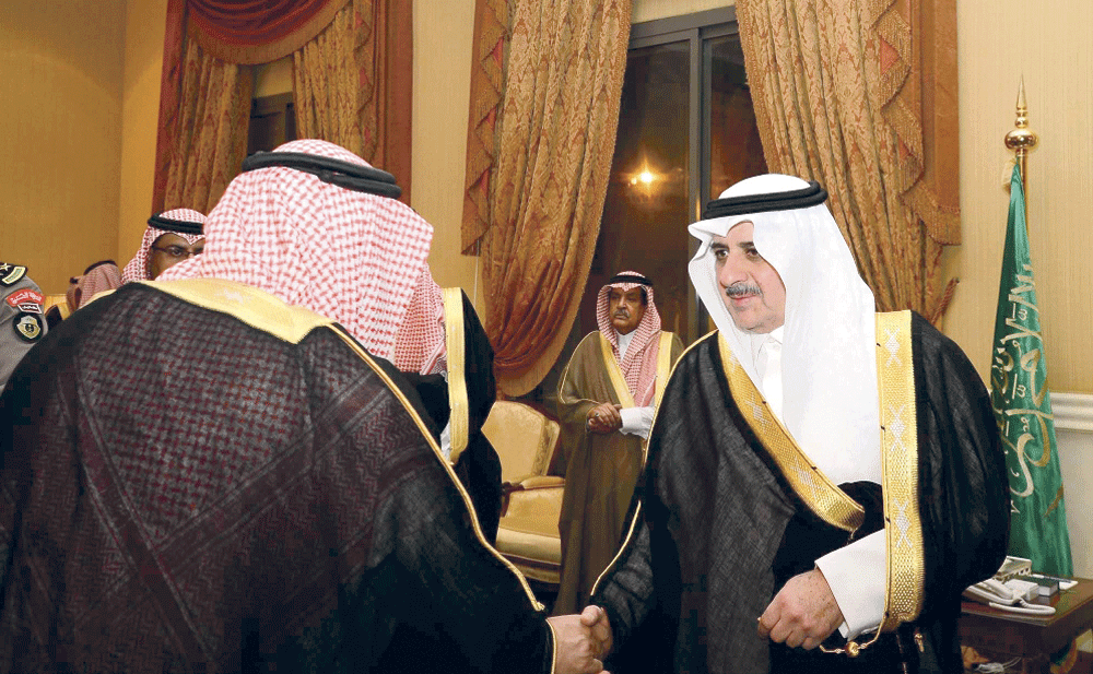 الأمير فهد بن سلطان خلال استقباله الأهالي أمس (واس)

