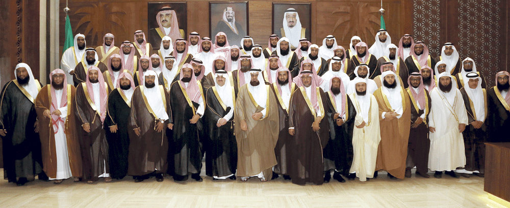 الأمير سعود بن نايف يتوسط منسوبي هيئة الأمر بالمعروف (اليوم)