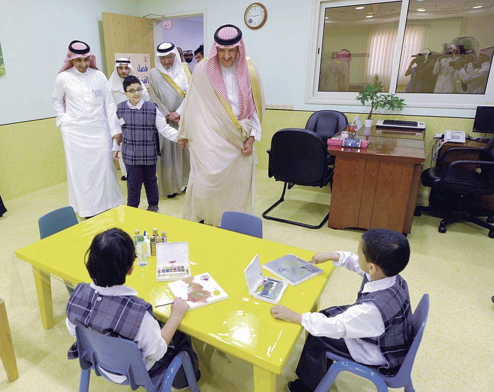 الامير سلطان بن سلمان يزور مراكز الأطفال المعاقين بعسير (واس)