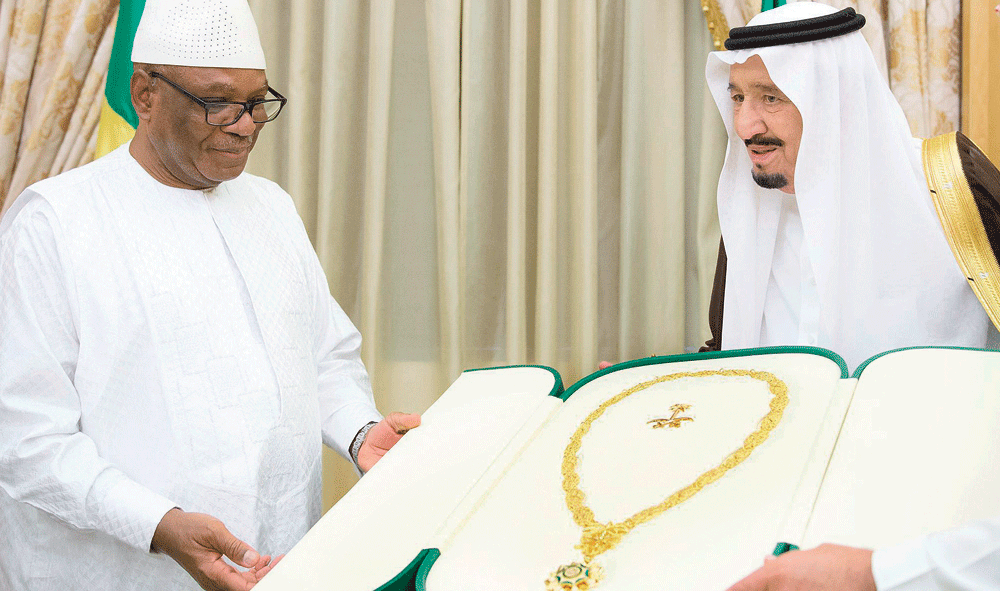 خادم الحرمين يسلم قلادة الملك عبدالعزيز للرئيس كايتا 