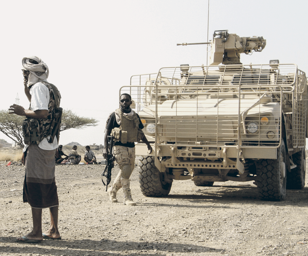 جنود من الجيش اليمني والمقاومة يقفون في موقع استردوه شمال غرب تعز (أ.ف.ب)