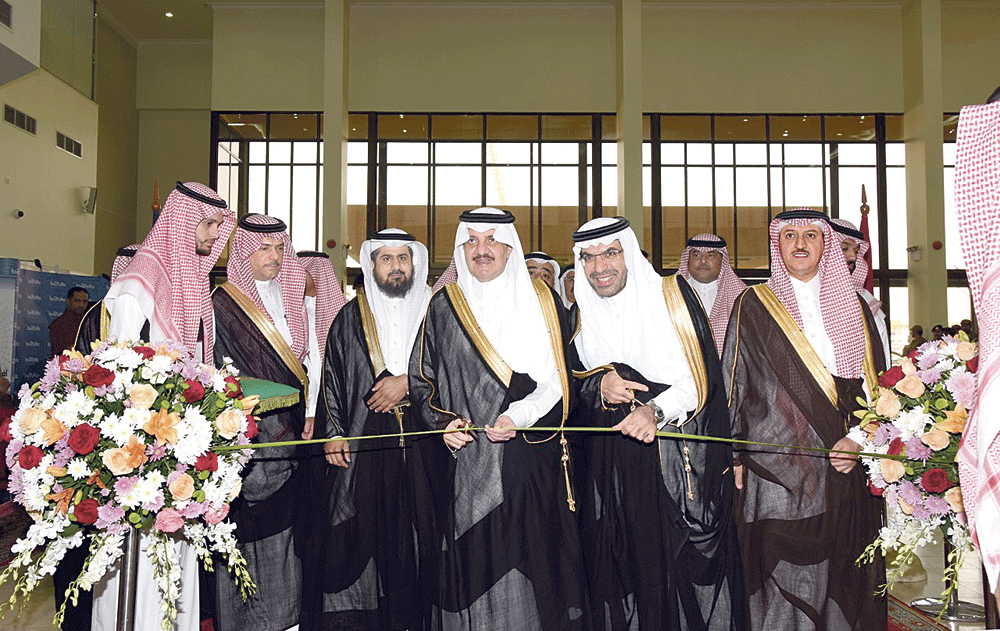 الأمير سعود بن نايف خلال افتتاحه يوم المهنة (اليوم)
