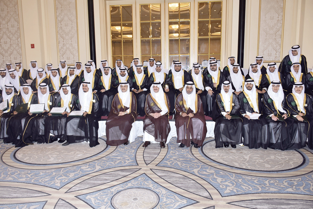 الأمير سعود بن نايف يتوسط مسؤولي وخريجي المعهد (تصوير: طارق الشمر)
