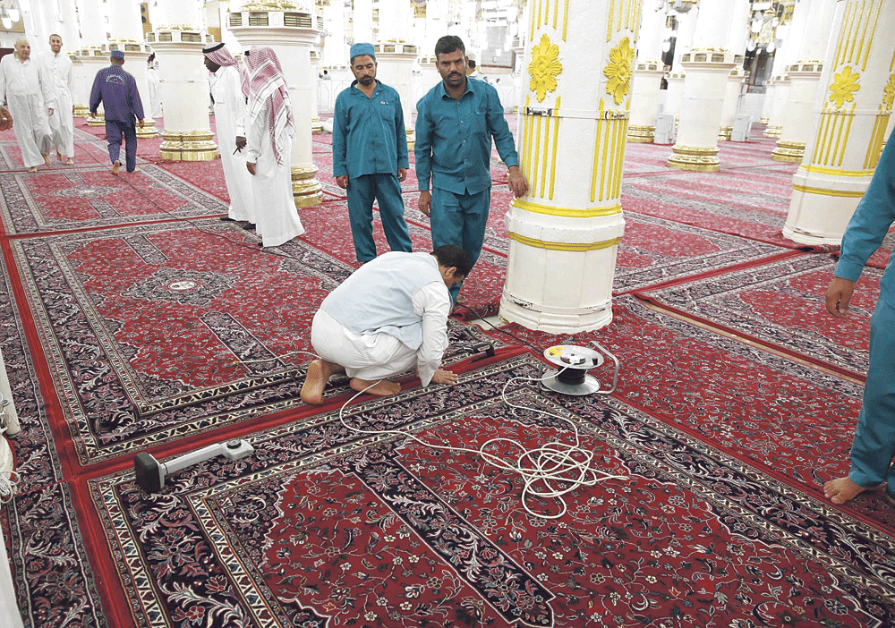 فرش السجاد استعدادا لشهر رمضان (واس)