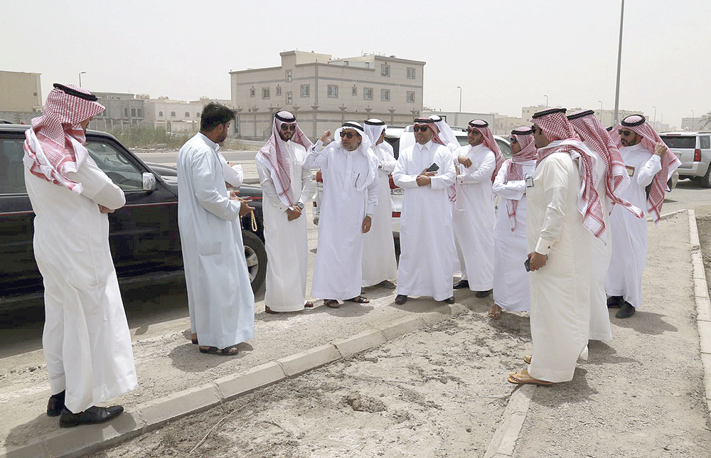 أعضاء المجلس البلدي خلال جولتهم الميدانية بضاحية الملك فهد (تصوير: مشعل القحطاني)