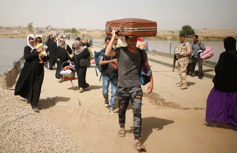 عراقيون نازحون يعبرون نهر دجلة فرارا من معارك الموصل (رويترز)