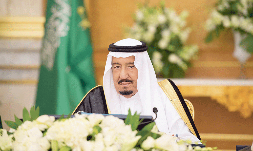 خادم الحرمين الشريفين خلال ترؤسه جلسة مجلس الوزراء أمس (واس)