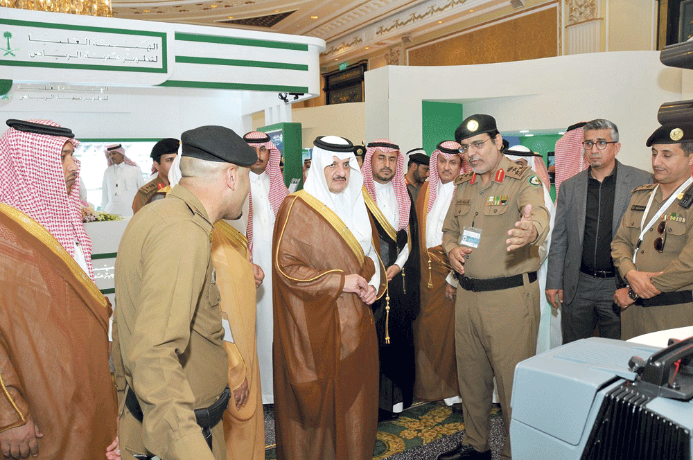 الأمير سعود بن نايف يستمع لشرح من مدير مرور الشرقية حول المعرض (تصوير : أحمد العاشور)
