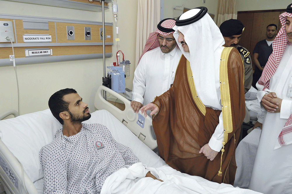 الأمير سعود بن نايف يطمئن على أحد المصابين (تصوير: طارق الشمر)