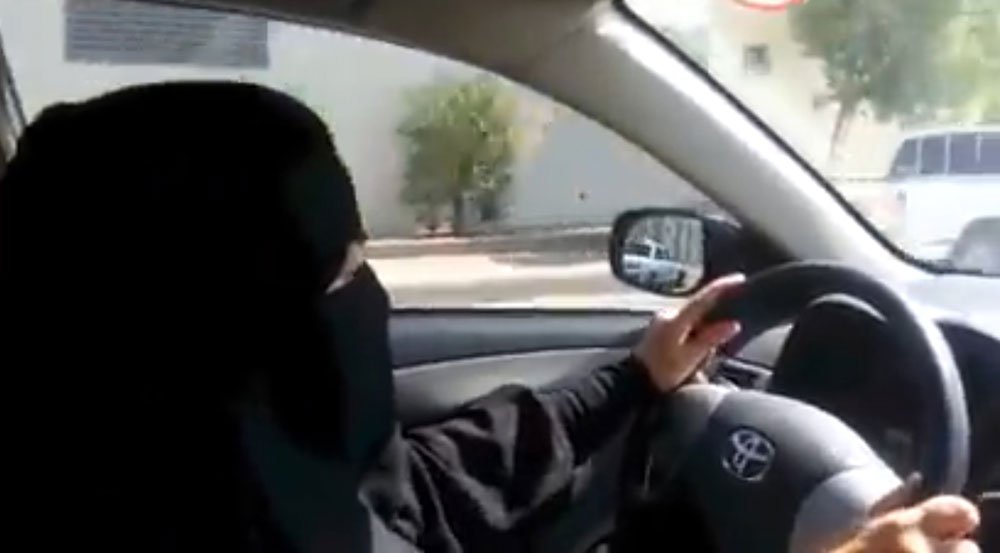 شركات التأمين أكملت استعداداتها لإصدار وثائق النساء (أ ف ب)