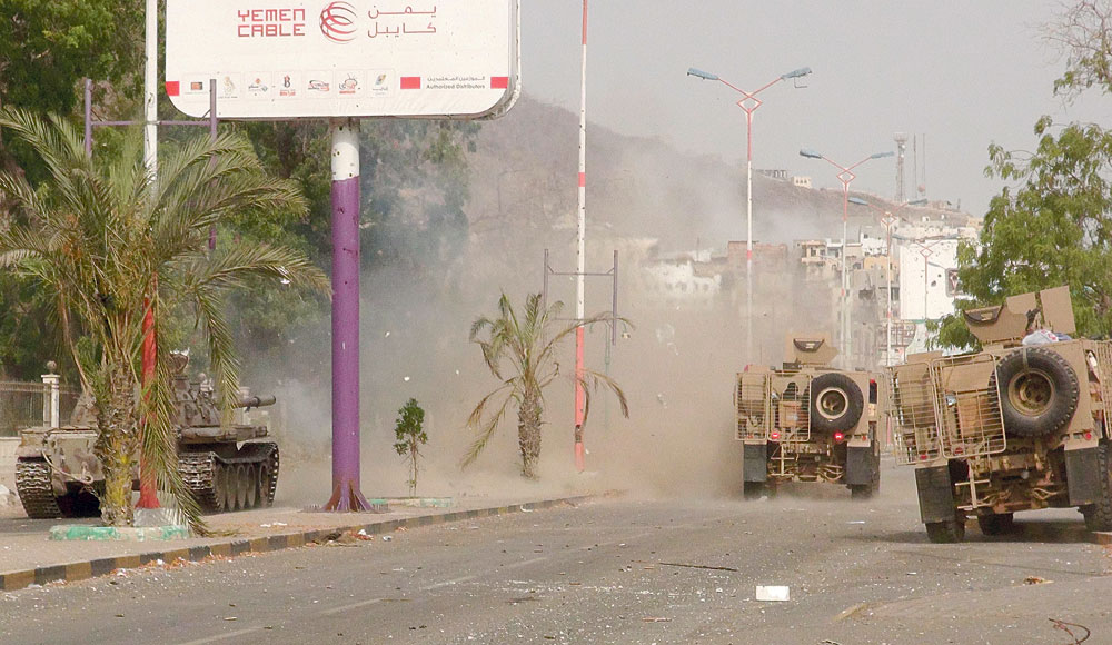 دبابات المقاومة خلال اشتباكات مع المتمردين في أحد شوارع عدن