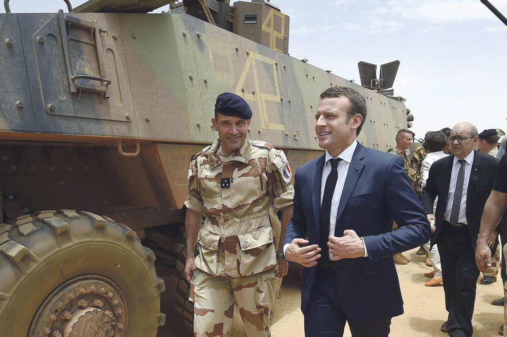 الرئيس الفرنسي لدى زيارته أمس القوات الفرنسية في شمال مالي (أ.ف.ب)