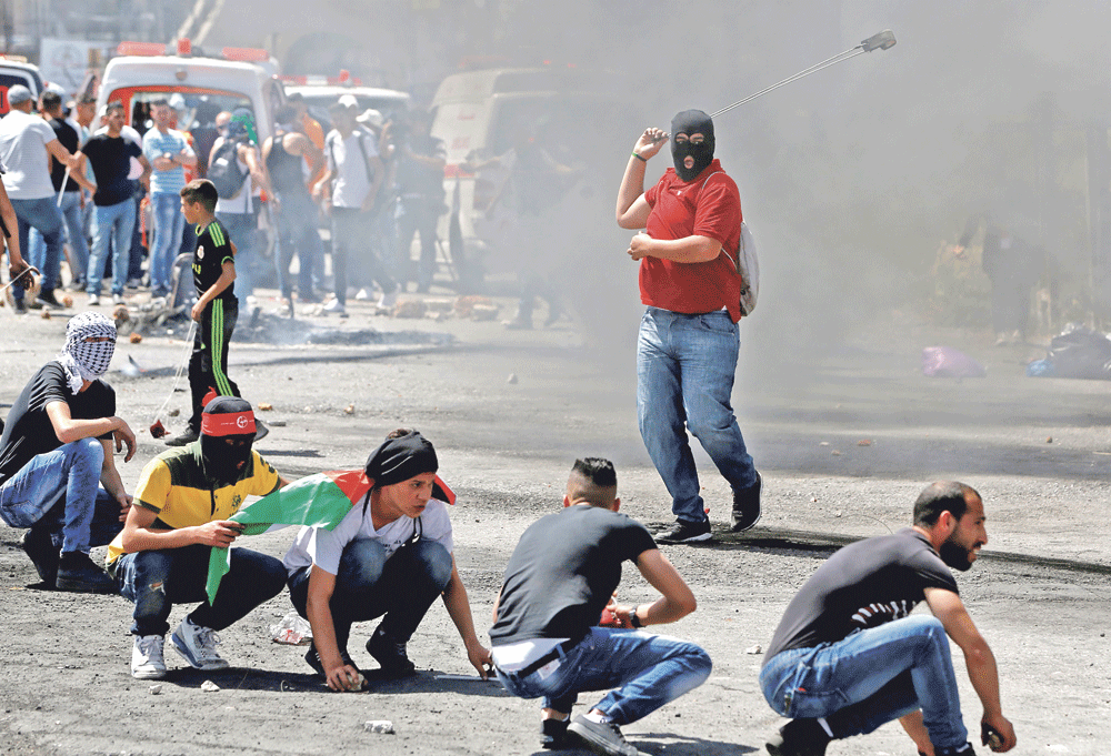  اشتباكات لمتظاهرين فلسطينيين مع قوات الإحتلال في ذكرى النكبة (أ.ف.ب)