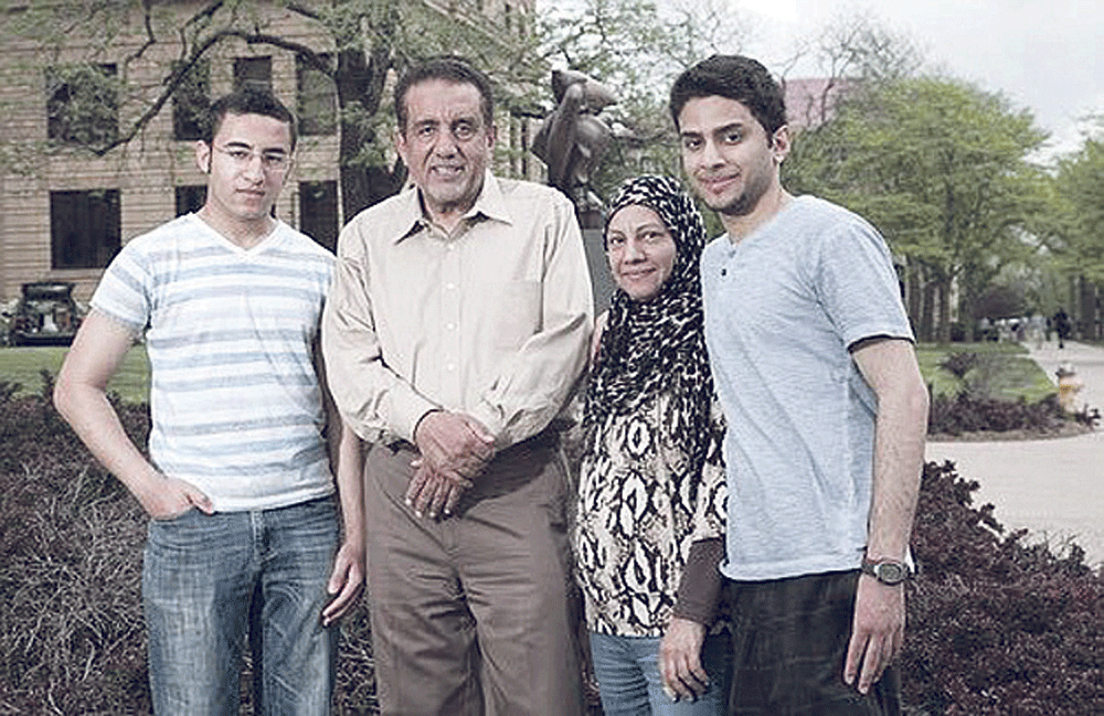  د. منصور الغافلي وزوجته وابناهما (اليوم) 