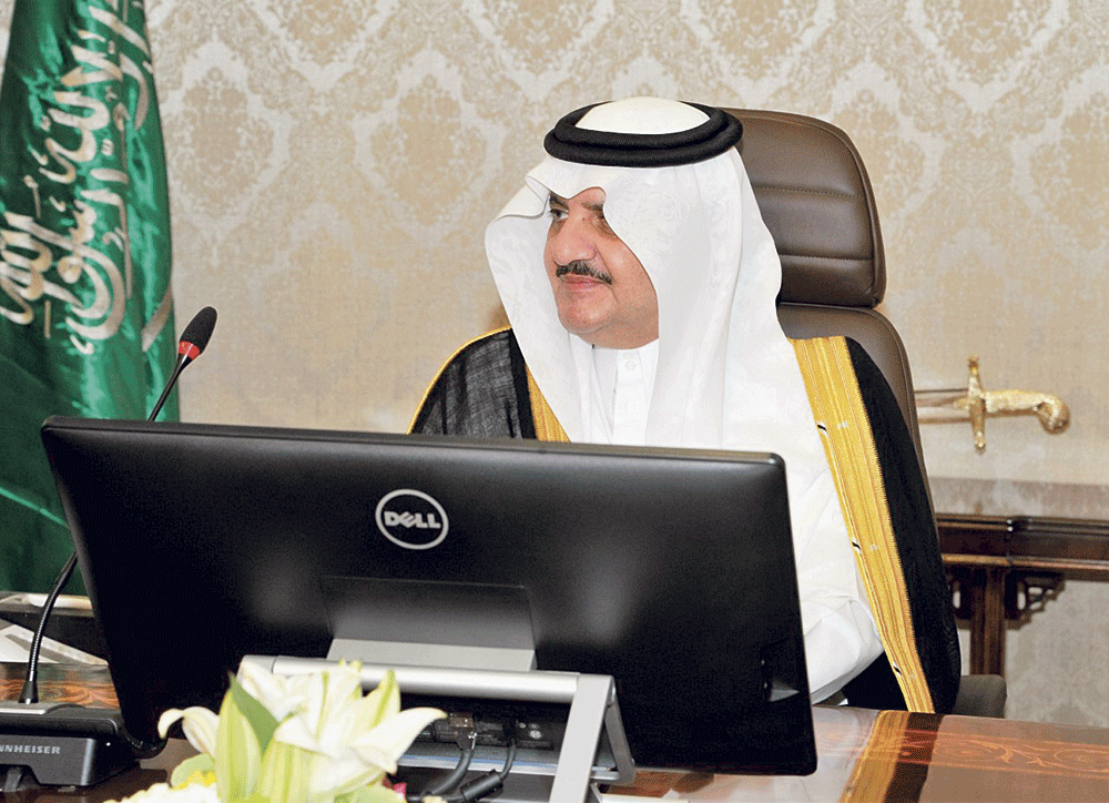 الأمير سعود بن نايف خلال ترؤسه الاجتماع