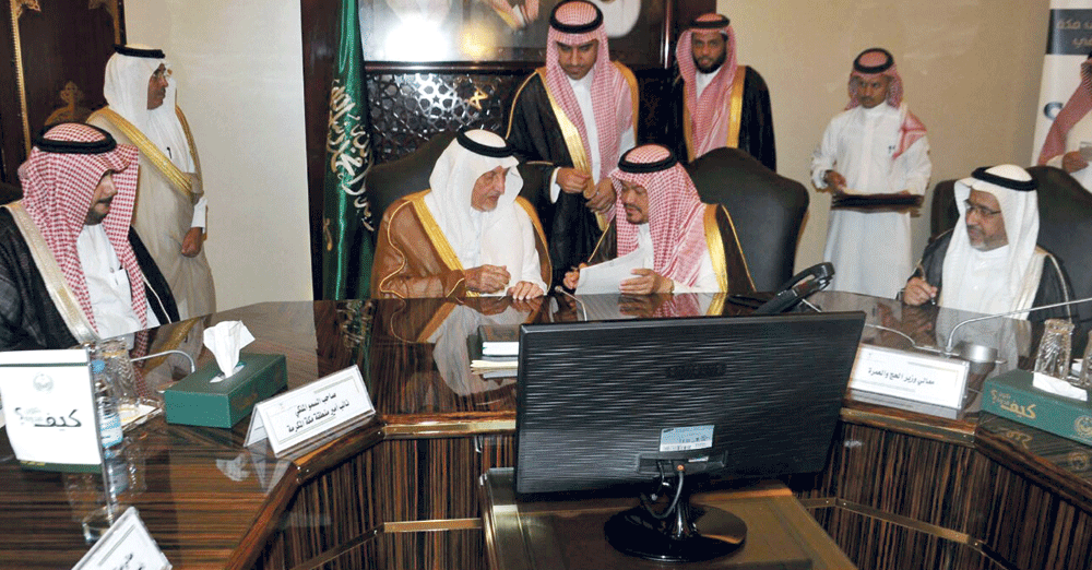 الأمير خالد الفيصل أثناء توقيع الاتفاقيات (واس)
