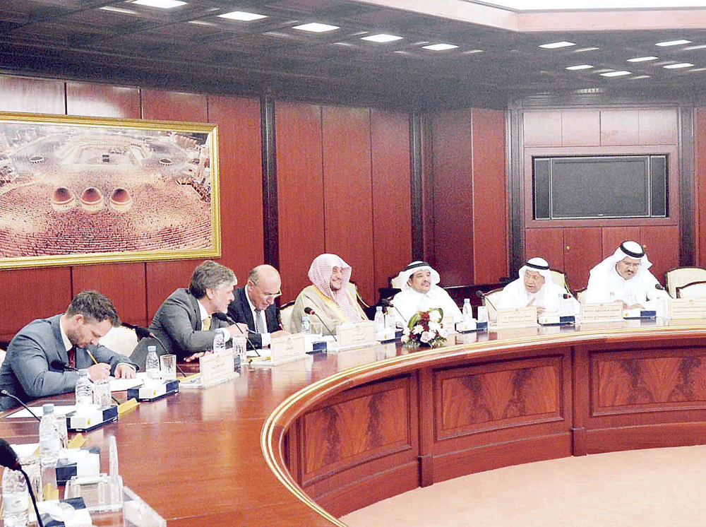 أعضاء اللجان البرلمانية في اجتماعهم بالسفراء (واس)
