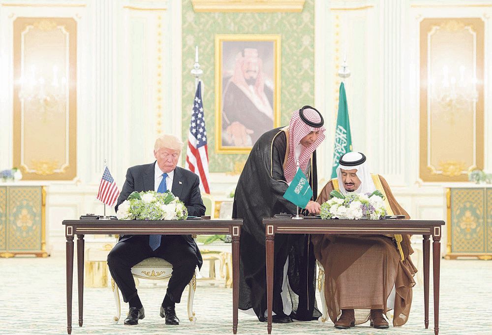 خادم الحرمين الشريفين الملك سلمان والرئيس دونالد ترامب خلال توقيع الاتفاقيات (اليوم)