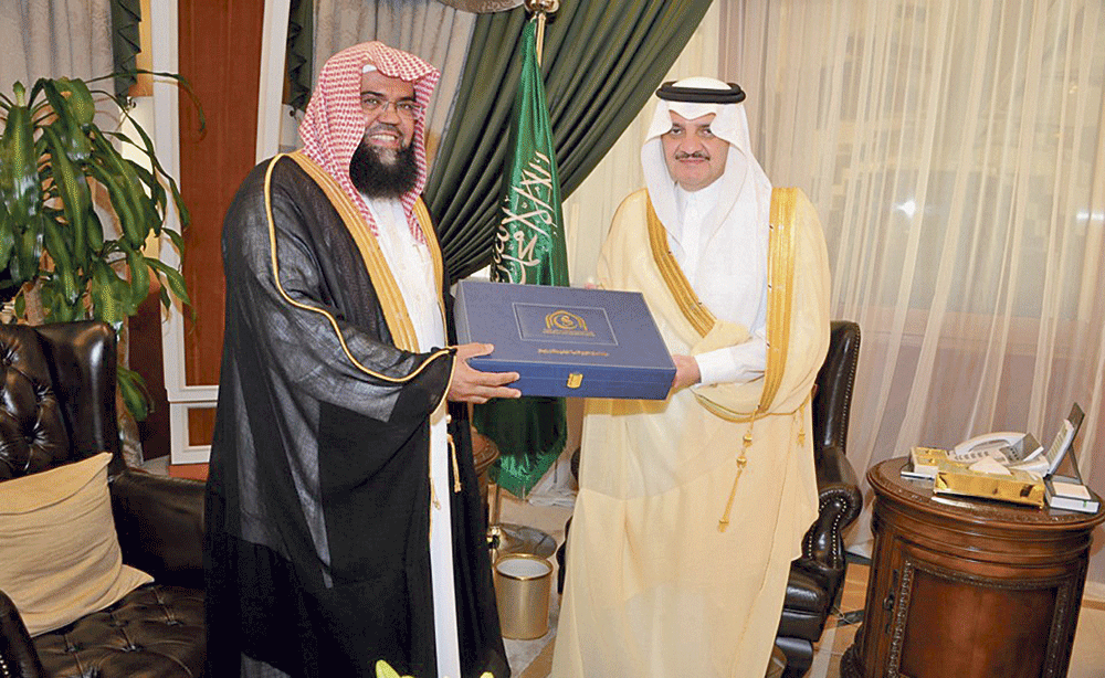 الأمير سعود بن نايف يتلقى كتيبًا من الشيخ صالح اليوسف (اليوم)