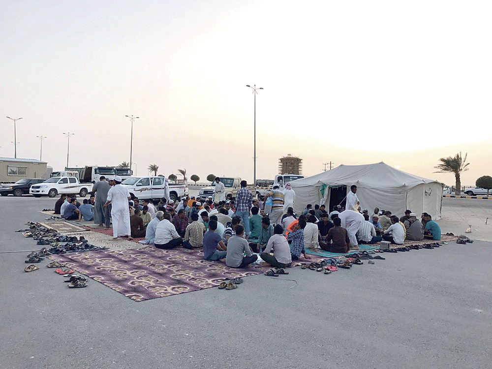 صائمون ينتظرون الأذان في أحد مخيمات الإفطار (تصوير: علي الجميعة)