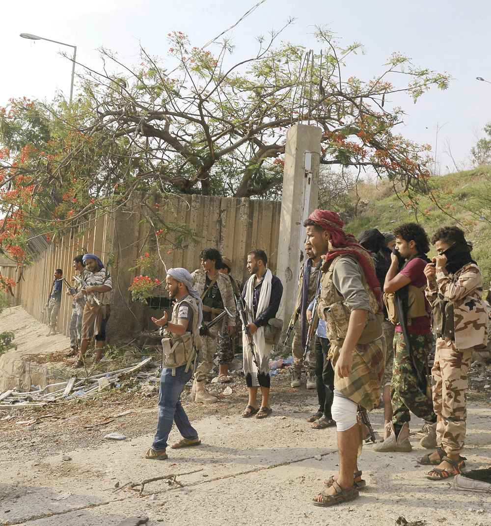 جنود قوات الشرعية في موقع بالقرب من القصر الجمهوري في تعز (رويترز) 