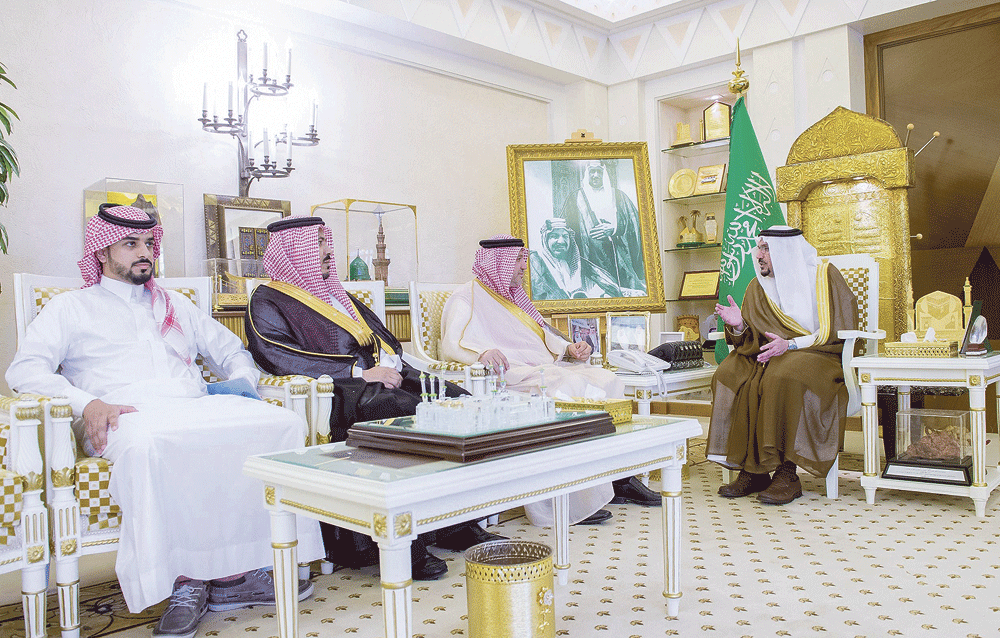 الأمير فيصل بن مشعل خلال استقباله رئيس وأعضاء جمعية واجب (واس)