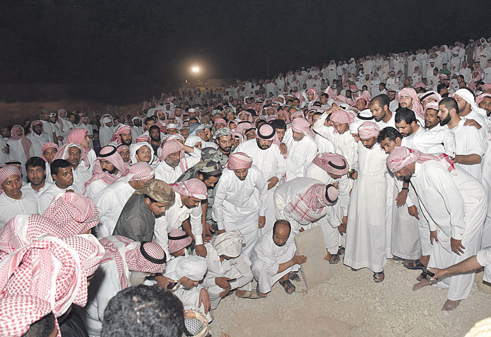 جموع من الأهالي تشيع جثمان شهيد الواجب 