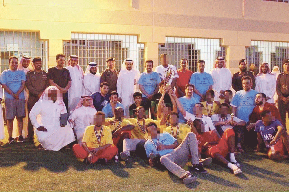 صورة جماعية بعد انتهاء المباراة الخيرية بين النزلاء والمشاهير (اليوم)