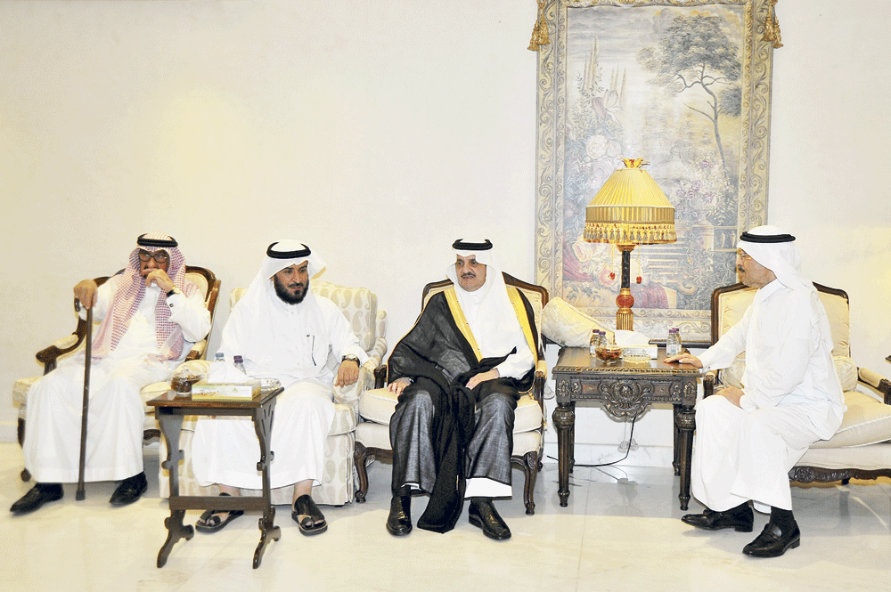 الأمير سعود بن نايف يعزي أسرة العمار (تصوير: عبدالله السيهاتي)