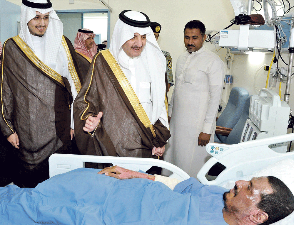 أمير الشرقية ونائبه يطمئنان على أحد المصابين (اليوم)