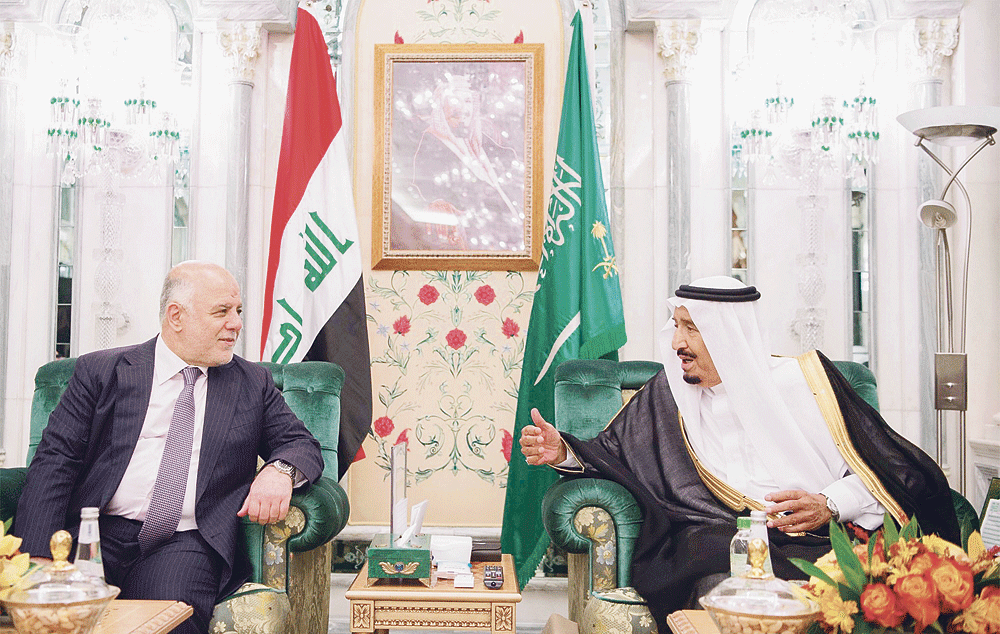 خادم الحرمين الشريفين خلال مباحثاته مع رئيس الوزراء العراقي (اليوم)