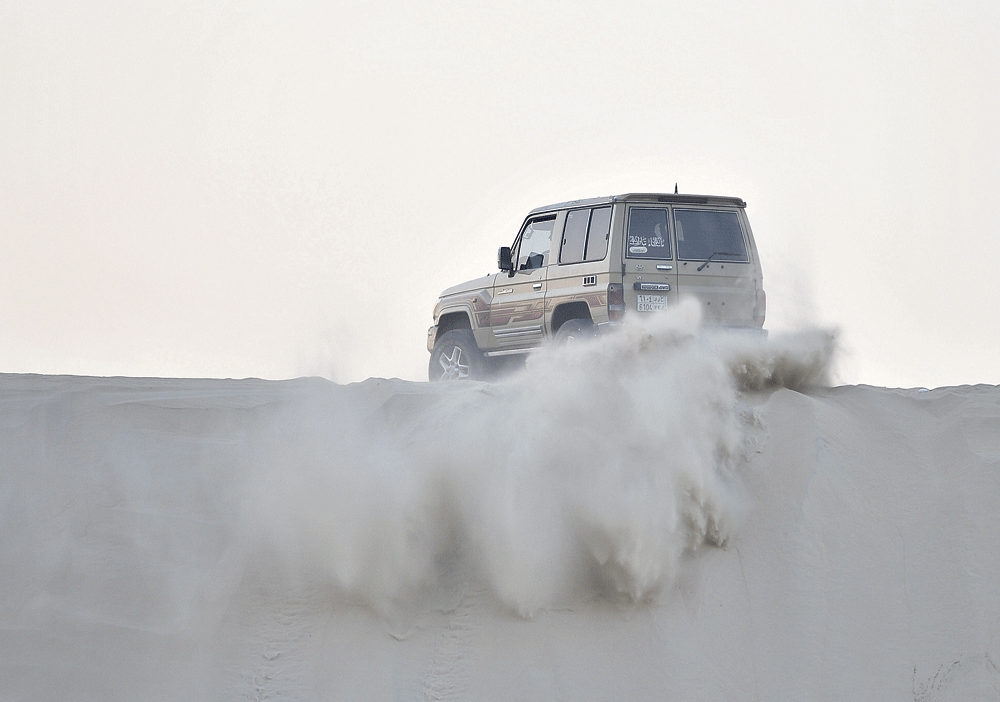 سيارة تنطلق على الرمال (تصوير: عبد الله السيهاتي)