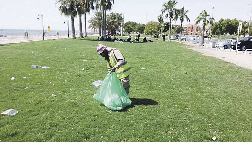 جهود لنظافة شواطئ المحافظة (تصوير: حمود الشمري)